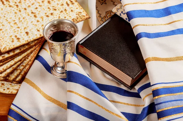 Chléb Židovský Svátek Pesach Matzoh Kosher Víno Dřevěný Stůl — Stock fotografie