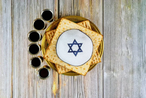過越ハガダーA Matzo Jewish休暇6カップコーシャ赤ワイン — ストック写真