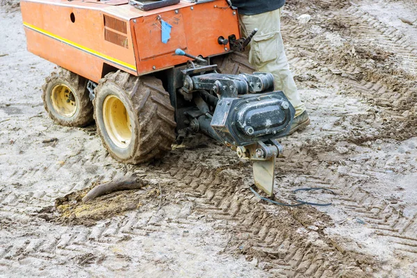 Kleine Trekker Graaft Grond Waterleiding Leggen Voor Irrigatiesysteem — Stockfoto