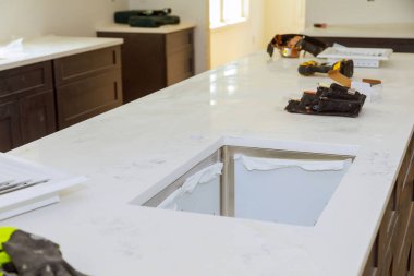 Ev geliştirme için en üst mutfak dolabı kuruluyor