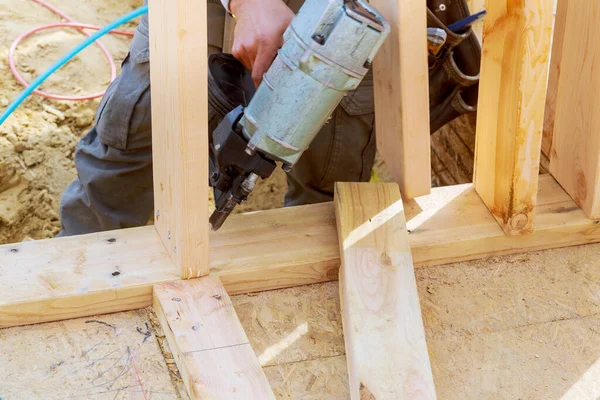 Building Contractor Worker Nailing Timber Air Nail Gun — Stock Photo, Image