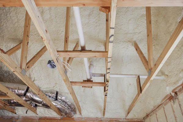 Bangunan Dengan Balok Kayu Dari Atap Menginstal Sistem Pemanas Pipa — Stok Foto