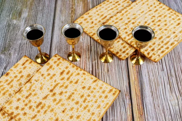 ペシャの休日のお祝い Matza無類のパンと4カップコーシャワイン ユダヤ人の過越の休日 — ストック写真