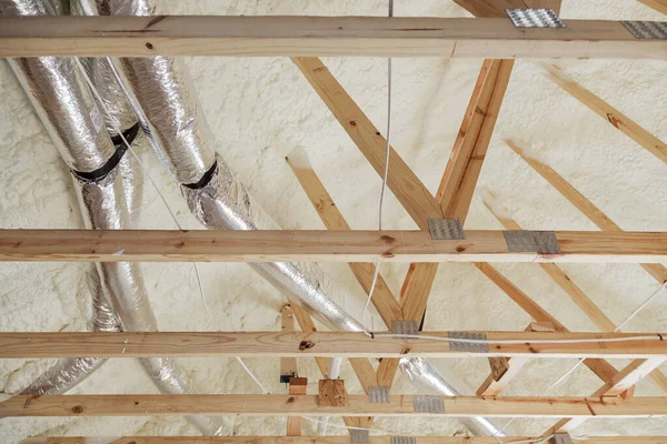 Ház Építés Alatt Tető Légkondicionáló Szellőzők Fából Készült Gerendák Építőiparban — Stock Fotó