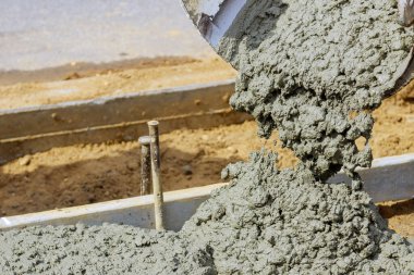 Beton karıştırıcı kamyondan kaldırımlı betona dökülüyor.