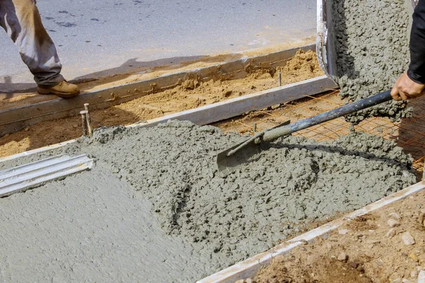 Construction Worker Pouring Reinforced Concrete Cement Sidewalk New Residential Home — 스톡 사진