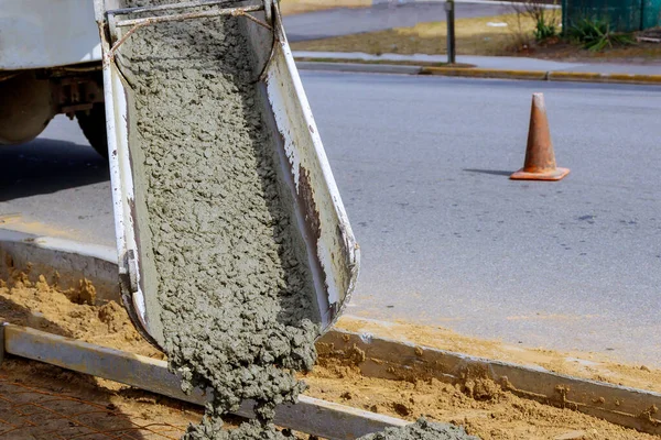 Caminhão Concreto Com Vazamento Cimento Durante Rua Residencial Foco Seletivo — Fotografia de Stock