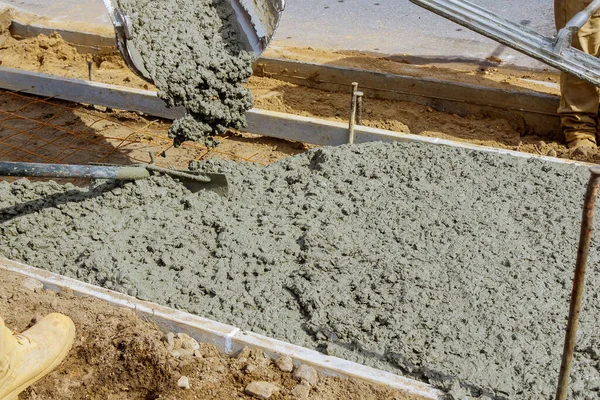 Byggarbetare Hälla Cement För Trottoaren Betong Arbetar Med Blandare Lastbil — Stockfoto