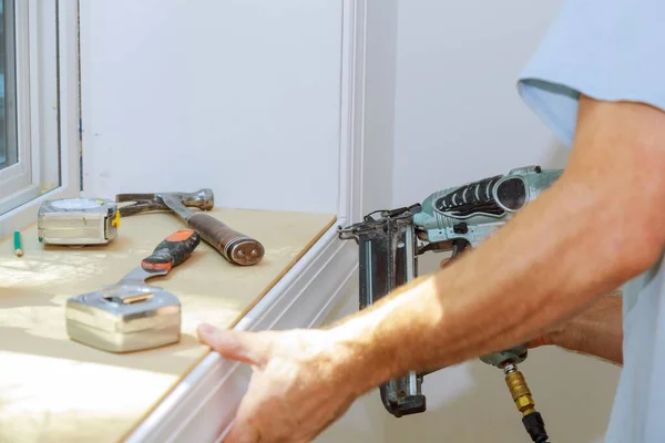 Carpinteiro Perto Usando Pistola Prego Para Molduras Para Janela — Fotografia de Stock