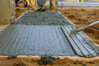 Bir şap kat çimento katta bina Mason iş. seçici odak. dökme beton kaldırım