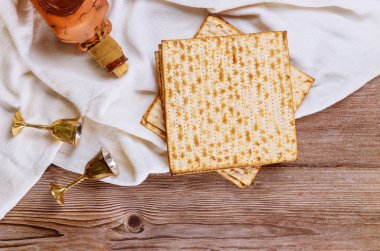 Pesah bayram kutlaması, mayasız ekmek, bir bardak kosher şarabı, Yahudi bayramı