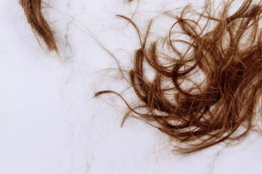 Saç kesme işlemi stilisti kuaförü.