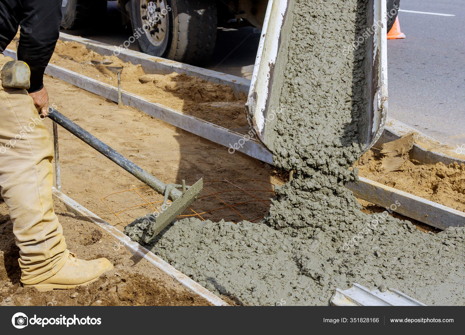 Concrete Being Poured Mixer Truck Concrete Sidewalk 图库照片 C Photovs Concrete Being Poured Mixer Truck Concrete Sidewalk 图库照片 C Photovs