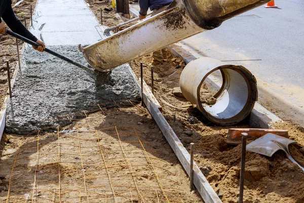 Blandare Lastbil Hälla Cement Betong Gjutning Armering Metallstänger Trottoaren — Stockfoto