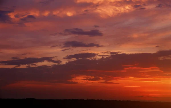 Dämmerung Farbenfroher Sonnenuntergang Der Himmel Und Wolken Niederbrennt — Stockfoto