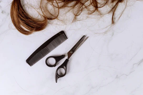 Professional Scissors Stylist Hairdresser Trimming Brown Hair Scissors Comb — Stock Photo, Image