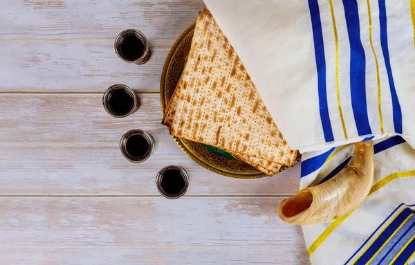 Páscoa Matzoh Feriado Judaico Pão Quatro Copos Kosher Vinho Sobre — Fotografia de Stock