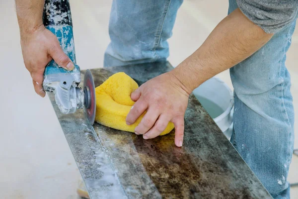 Trabalhador Construção Cortando Uma Telha Usando Moedor Volta Disco Cerâmico — Fotografia de Stock