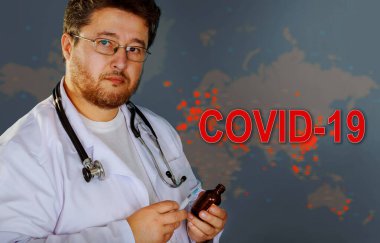 Coronavirus COVID-19 virüslü küresel salgın. Virüste şırınga tutan tıp doktorunun eli dünya çapında.