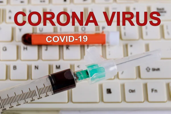 Covid 19全球大流行病Corona病毒实验室技术人员真空试管血液在血样实验室检测中的应用 — 图库照片