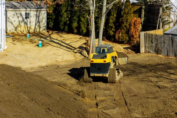 Tractor Pequeño Excavando Tierra Trabajando Con Nivel Del Suelo Suelo —  Fotos de Stock