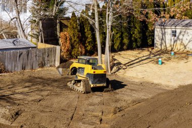 Mini buldozer ve toprak peyzaj işleri yapıyor.