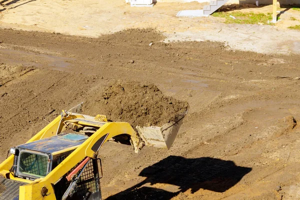 ブルドーザーは 土壌掘削地上建設機械を移動します — ストック写真