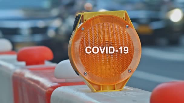 COVID-19 infezione epidemica pandemia globale coronavirus Barili barriera stradale arancione per deviare il traffico intorno alla zona di costruzione profondità poco profonda — Video Stock
