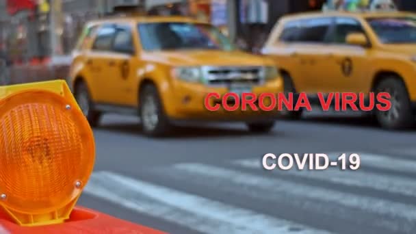 Заборонені подорожі на карантин глобальний пандемічний вірус корона COVID-19 Будівельна зона помаранчевих бар'єрних бочок для стримування руху на неглибокій глибині — стокове відео