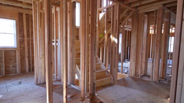 Início Estrutura de madeira inacabada edifício ou uma casa — Vídeo de Stock