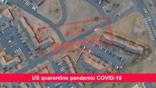Stati Uniti annullato viaggio pandemia quarantena covid-19 Vista aerea dall'alto verso il basso sorvolando appartamenti in piccola città mostrando quartiere — Video Stock