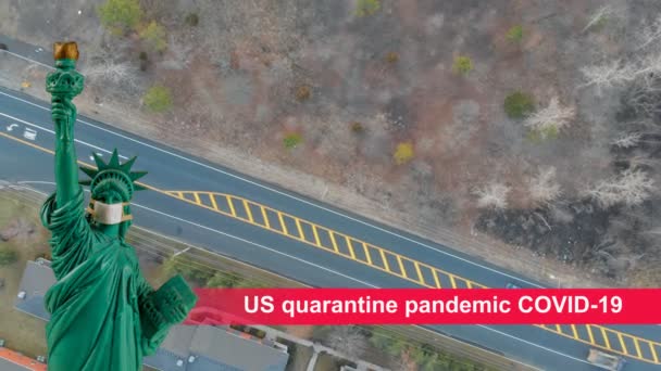 Vista aérea de casas y carreteras suburbanas en un distrito residencial suburbano pandemia de cuarentena de EE.UU. con coronavirus COVID-19 coronavirus de ataque de EE.UU. en la estatua de la libertad — Vídeos de Stock