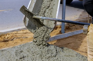 Sokak seçici odak noktasına beton döken bir kamyon.