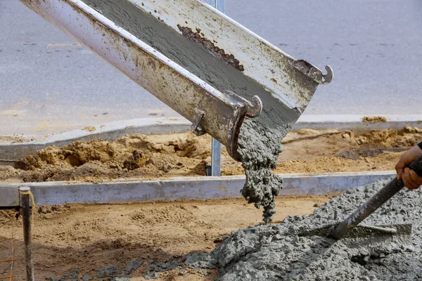 Bauarbeiter Gießt Zement Für Gehweg Betonwerk Mit Mischwagen Mit Schubkarre — Stockfoto