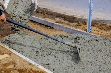 Kaldırımın yükseltilmesi sırasında yeni dökülen çimento yapımında inşaat süreci