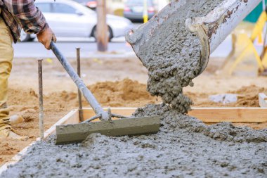 Şehir kaldırımıyla beton döşemeye yeni dökülmüş.