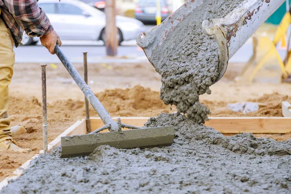 Recém Derramado Sobre Colocação Cimento Concreto Com Calçada Urbana — Fotografia de Stock