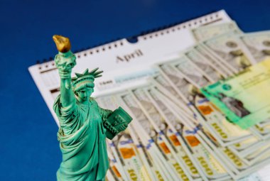 1040 ABD bireysel gelir vergisi formunun Özgürlük Heykeli sarmal takvim takviminin iadesi Nisan ayında 100 dolarlık banknotlar