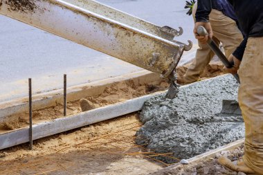 Özel bir araç ile kaldırım kılavuzunda bir konut kırsal ev etrafında beton bir geçit inşaatı
