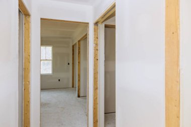 Yapım aşamasında olan duvarlar alçıdan yapılma. Odada macunu bitirme kısmı var.