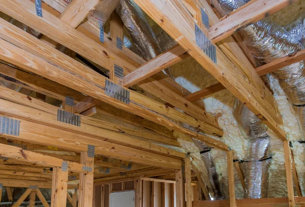 带矿棉和管道加热系统的带绝缘阁楼的木制屋顶梁 — 图库照片