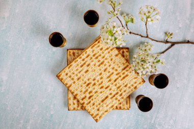 Yahudi bayramı matzayla, pesah kutlaması dört bardak kosher şarabı