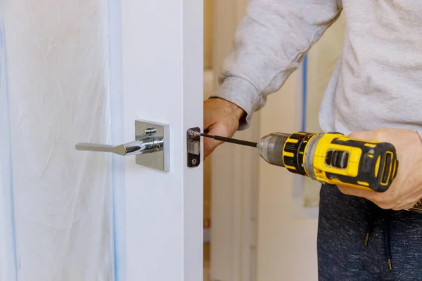 Hombre Instalación Una Cerradura Una Cerradura Puerta Madera Con Destornillador —  Fotos de Stock