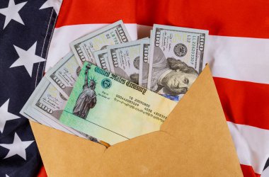 Senato uyarma anlaşması bireysel kontrolleri içeriyor. Virüs ekonomik canlandırma planı. Amerikan bayrağı için Amerikan doları nakit banknotu.