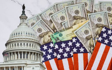 Finansal uyarı faturası Amerikan hükümetinden bireysel çekler. Amerikan bayrağı için 100 dolarlık banknotlar. Küresel Salgın Covid 19 tecrit.