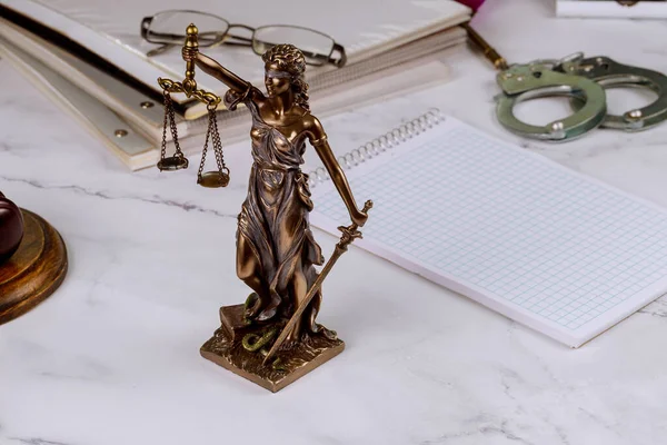 Правовая Фигура Статуи Правосудия Адвокате Папкой Документов Адвокатской Конторы Рабочий — стоковое фото