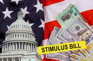 Finansal canlandırma voronavirüs küresel salgın Covid 19 hükümet tarafından tecrit edilen finansal yardım çekleri Amerikan bayrağında 100 dolarlık para birimi