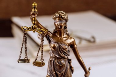 Adalet terazisini heykel yap hukuk avukatı avukat yığını tamamlanmamış belgeleri hukuk bürosu masasına koy.