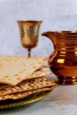 Yahudi bayramı kutlaması, mayasız ekmek ve bir bardak kosher şarabı.