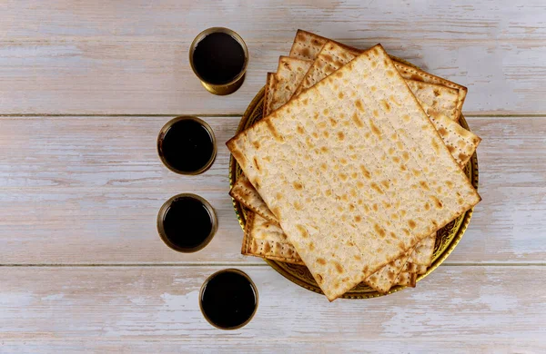 Matzoh Zsidó Ünnep Piros Kóser Hat Pohár Bor Egy Matzah — Stock Fotó